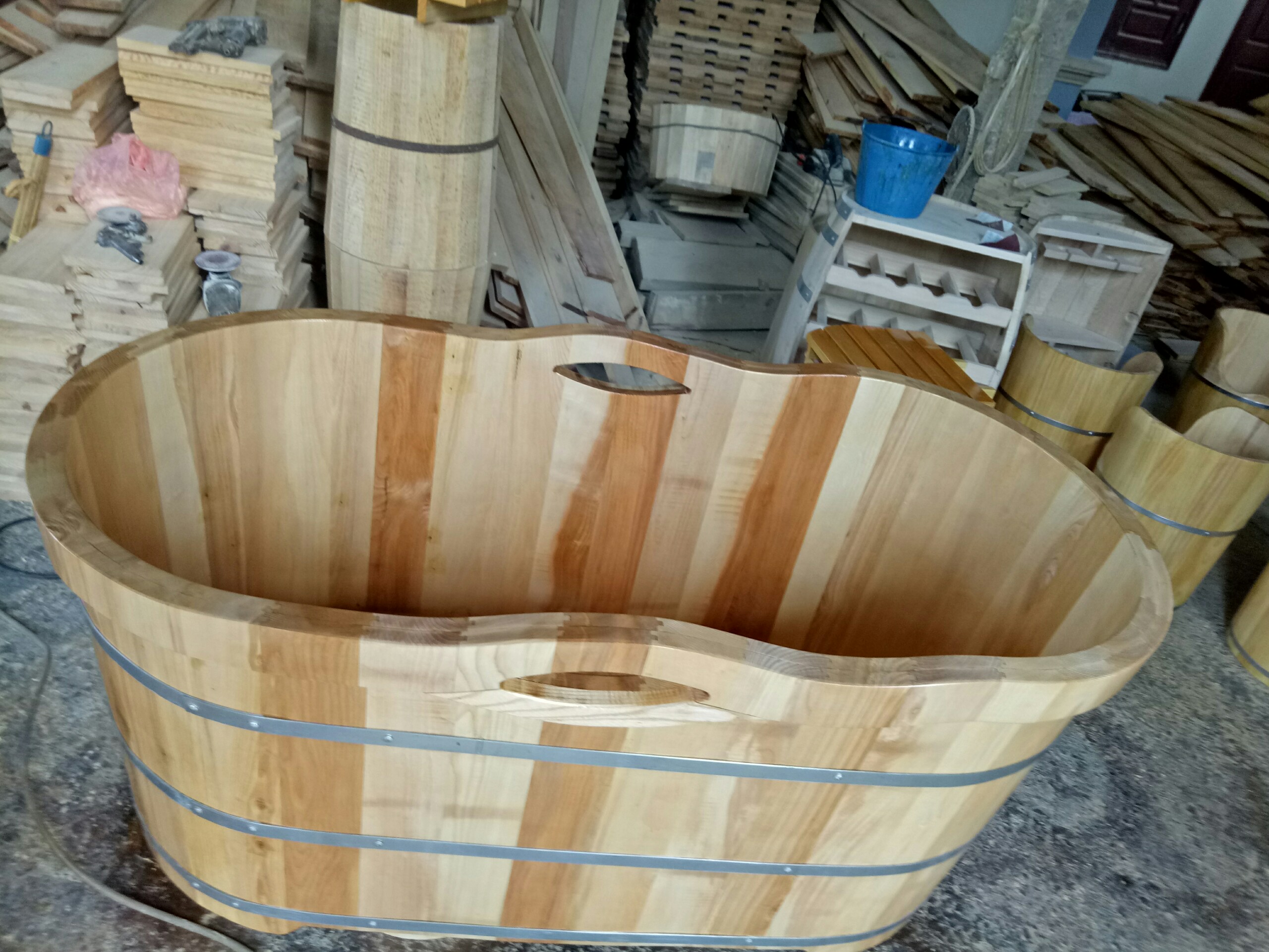 Hình ảnh bồn tắm gỗ sồi bo viền gỗ chắc chắn tại xưởng
